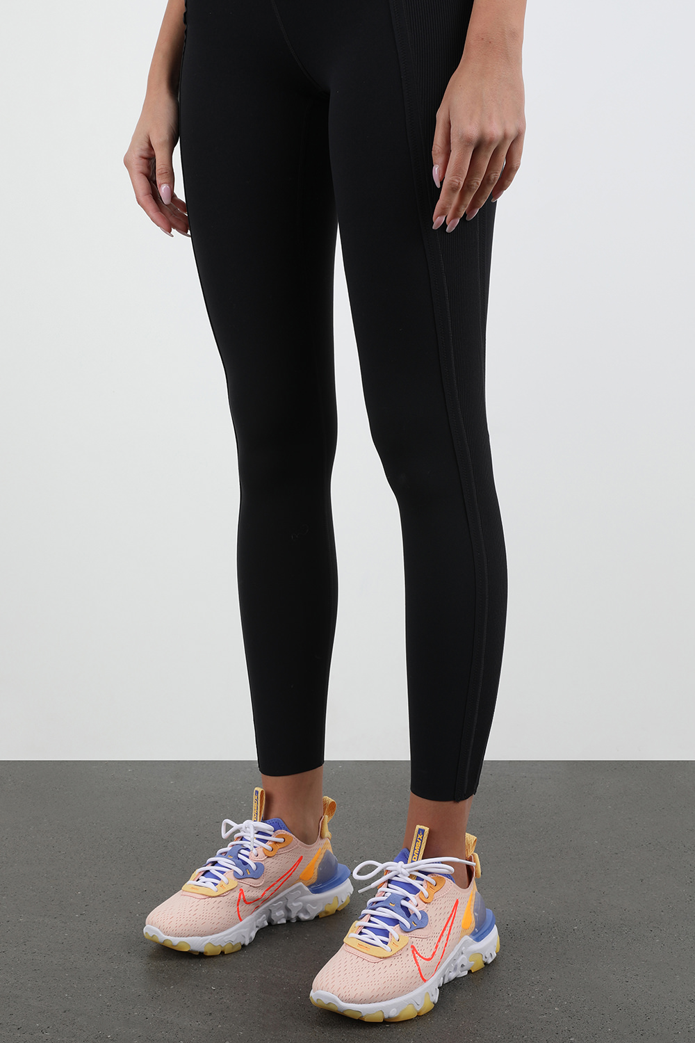 תמונת כל הלוק של נעלי ריצה ריאקט ויז'ן בצבעי אדום, צהוב וסגול